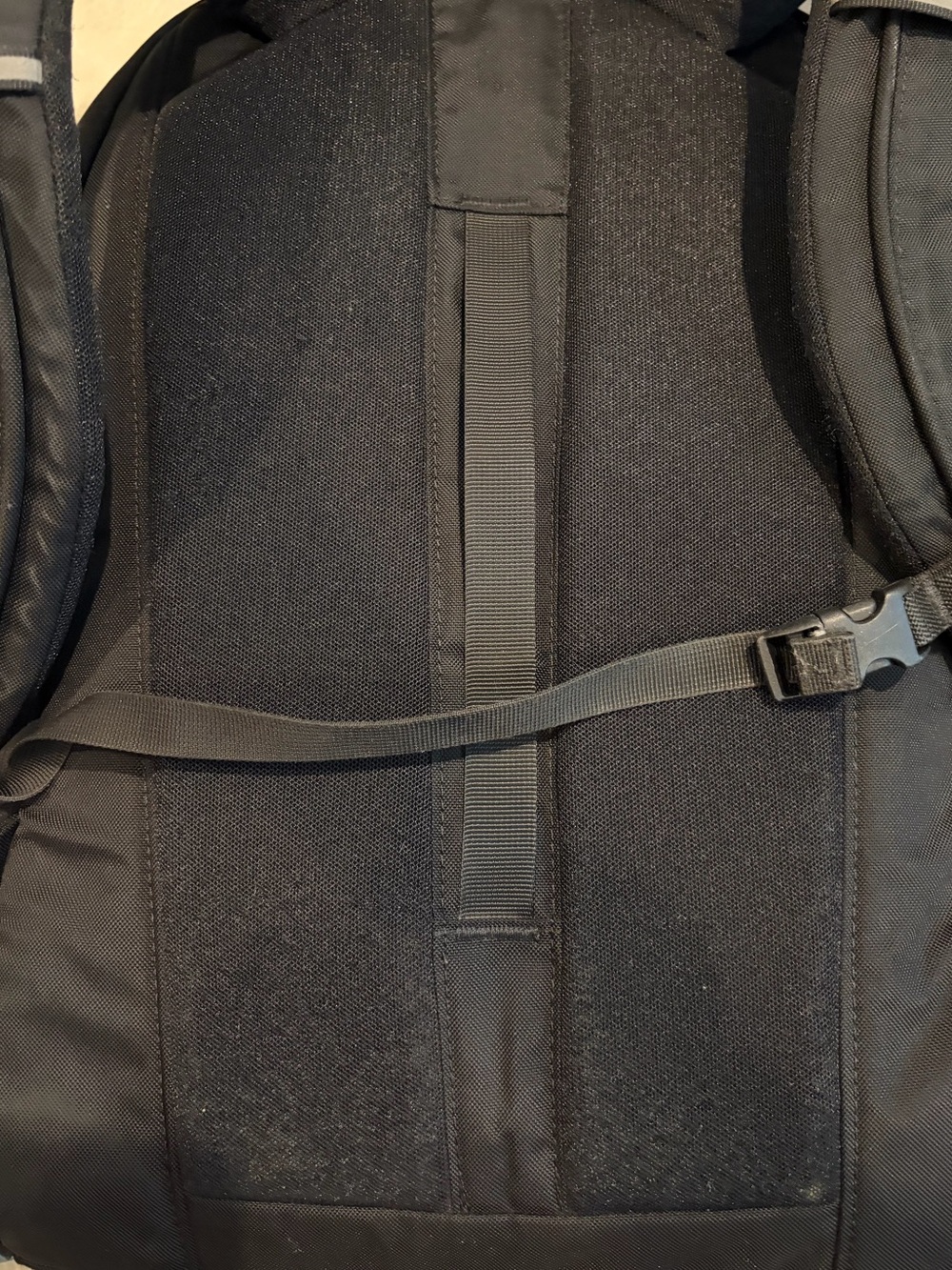 Lululemon LiftOS Commuter Backpack Black 20L | Travel Work Gym Bag - Picture 11 of 15